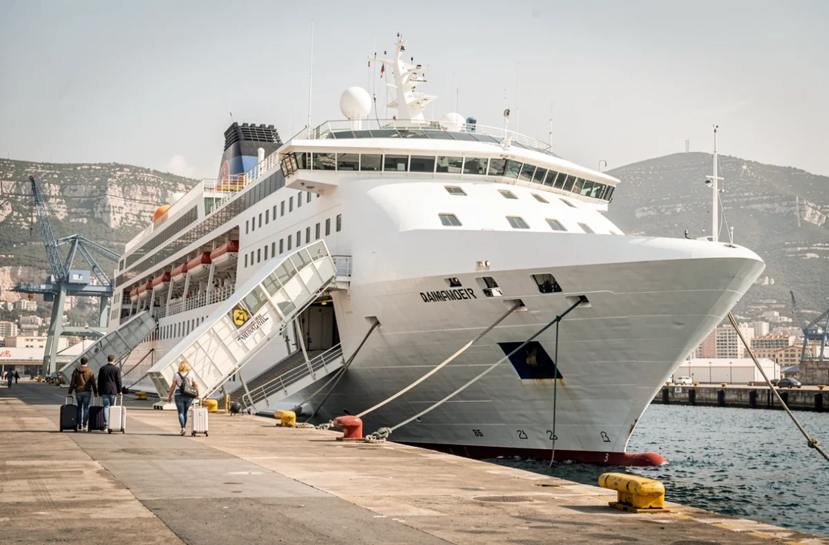 Ferry de croisière abordable amarré au port de Marseille avec passagers embarquant