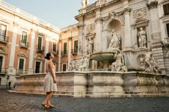 Touriste admirant la Fontana Pretoria à Palerme lors de son premier voyage en Sicile