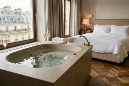 Chambre d'hôtel de luxe à Paris avec jacuzzi privatif en pierre résine et vue sur les toits haussmanniens