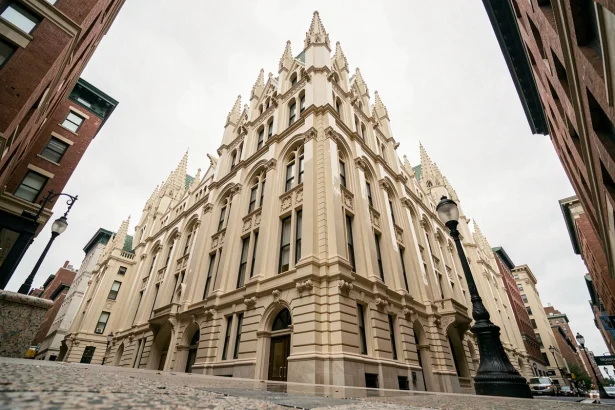 Vue en contre-plongée de la façade gothique en terre cuite du Woolworth Building à Manhattan, avec gargouilles et contreforts sculptés